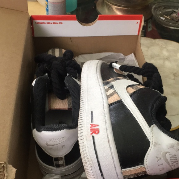 Nike custom design on Nike fits ladies 7 no bigger or smaller w box - Picture 4 of 7